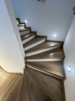  Bukoma schody z vinylu s bilou podstupnici Dub natur light